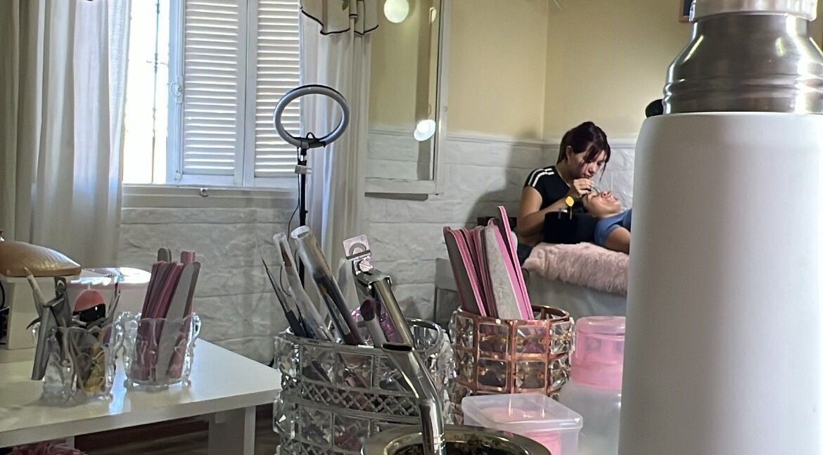 Interior de Nails by Guada en Villa Vatteone, Provincia De Buenos Aires, AR, mostrando herramientas de manicura.
