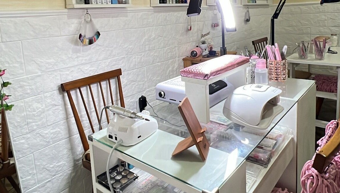 Estación de manicura en Nails by Guada, Villa Vatteone, Provincia De Buenos Aires, AR. Ambiente acogedor y profesional.