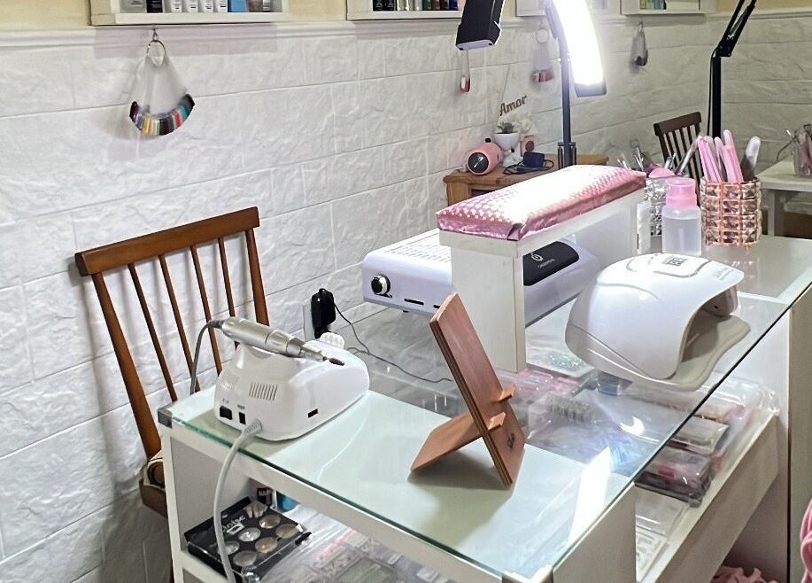 Estación de manicura en Nails by Guada, Villa Vatteone, Provincia De Buenos Aires, AR. Ambiente acogedor y profesional.