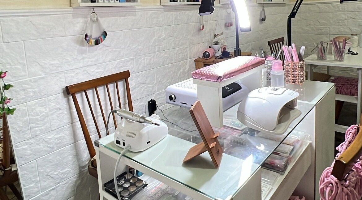 Estación de manicura en Nails by Guada, Villa Vatteone, Provincia De Buenos Aires, AR. Ambiente acogedor y profesional.