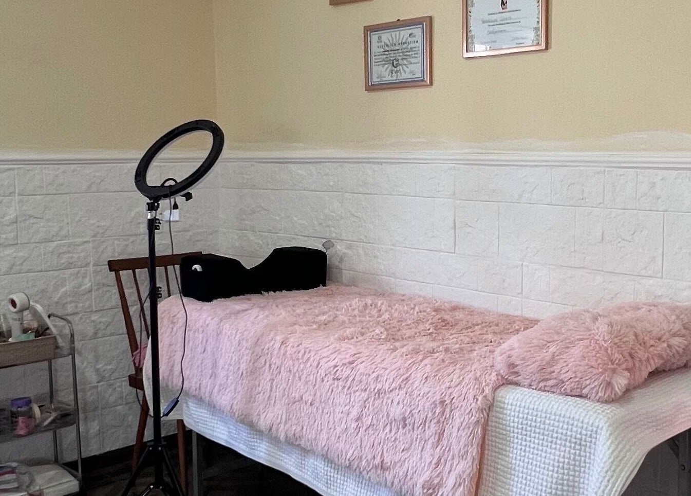 Espacio de belleza en Nails by Guada, Villa Vatteone, Provincia De Buenos Aires, AR con cama y luz de anillo.