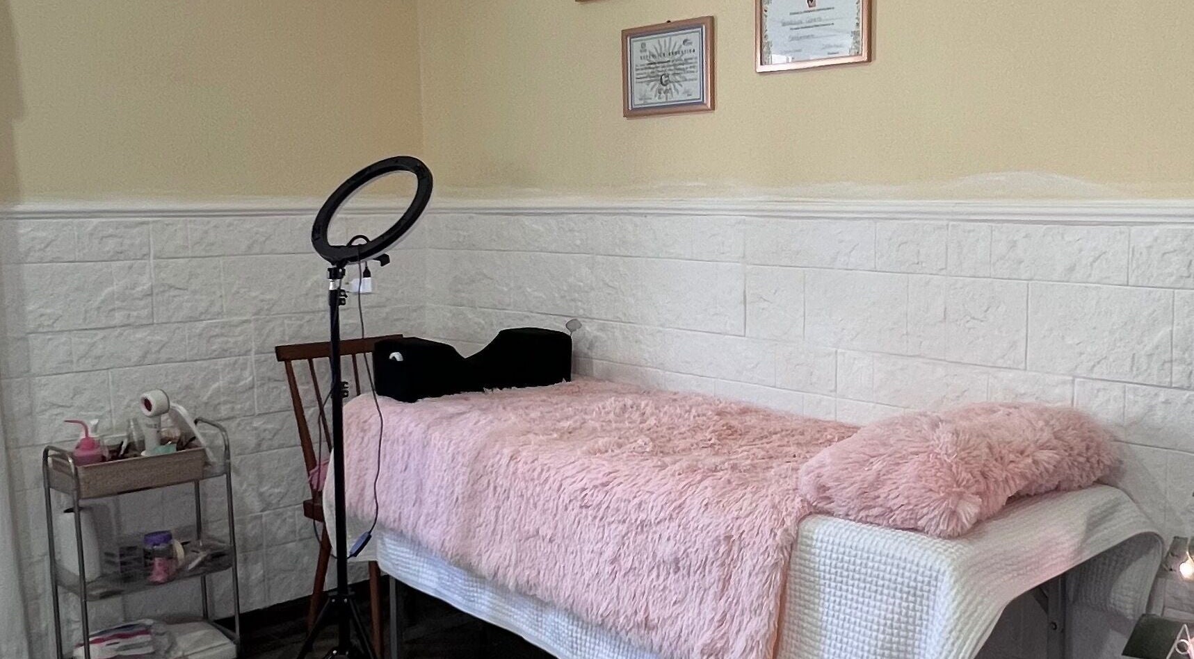 Espacio de belleza en Nails by Guada, Villa Vatteone, Provincia De Buenos Aires, AR con cama y luz de anillo.