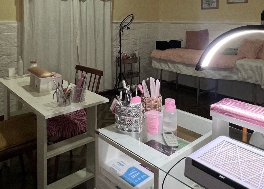 Espacio de manicura en Nails by Guada, Villa Vatteone, Provincia De Buenos Aires, AR, con luz suave y herramientas.