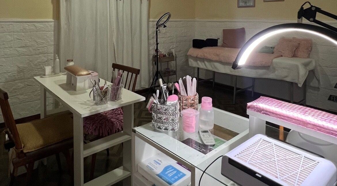 Espacio de manicura en Nails by Guada, Villa Vatteone, Provincia De Buenos Aires, AR, con luz suave y herramientas.