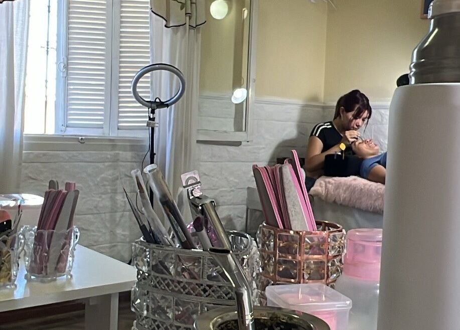 Interior de Nails by Guada en Villa Vatteone, Buenos Aires, donde una clienta recibe tratamiento de belleza.