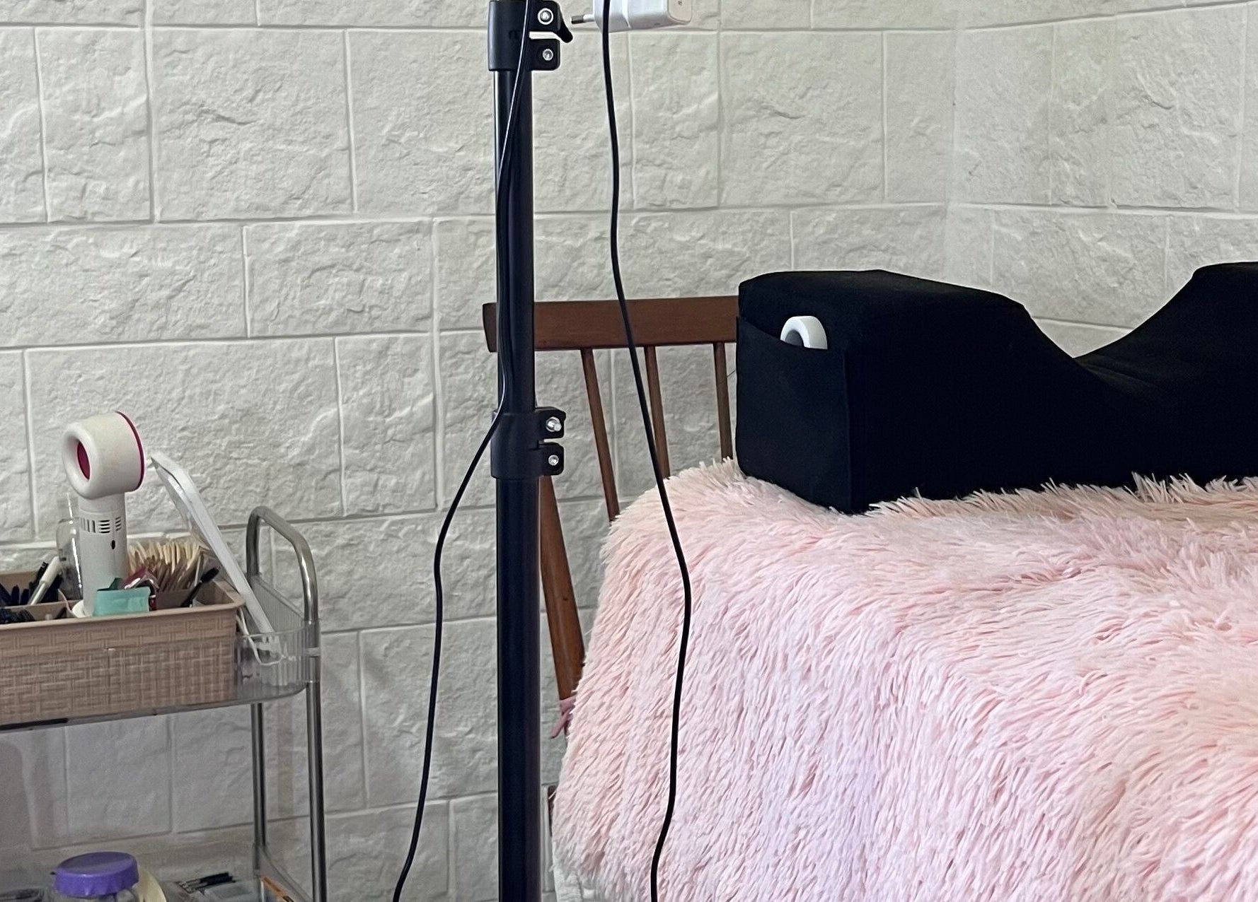 Estación de spa en Nails by Guada, Villa Vatteone, Provincia De Buenos Aires, AR, con una cama y productos.