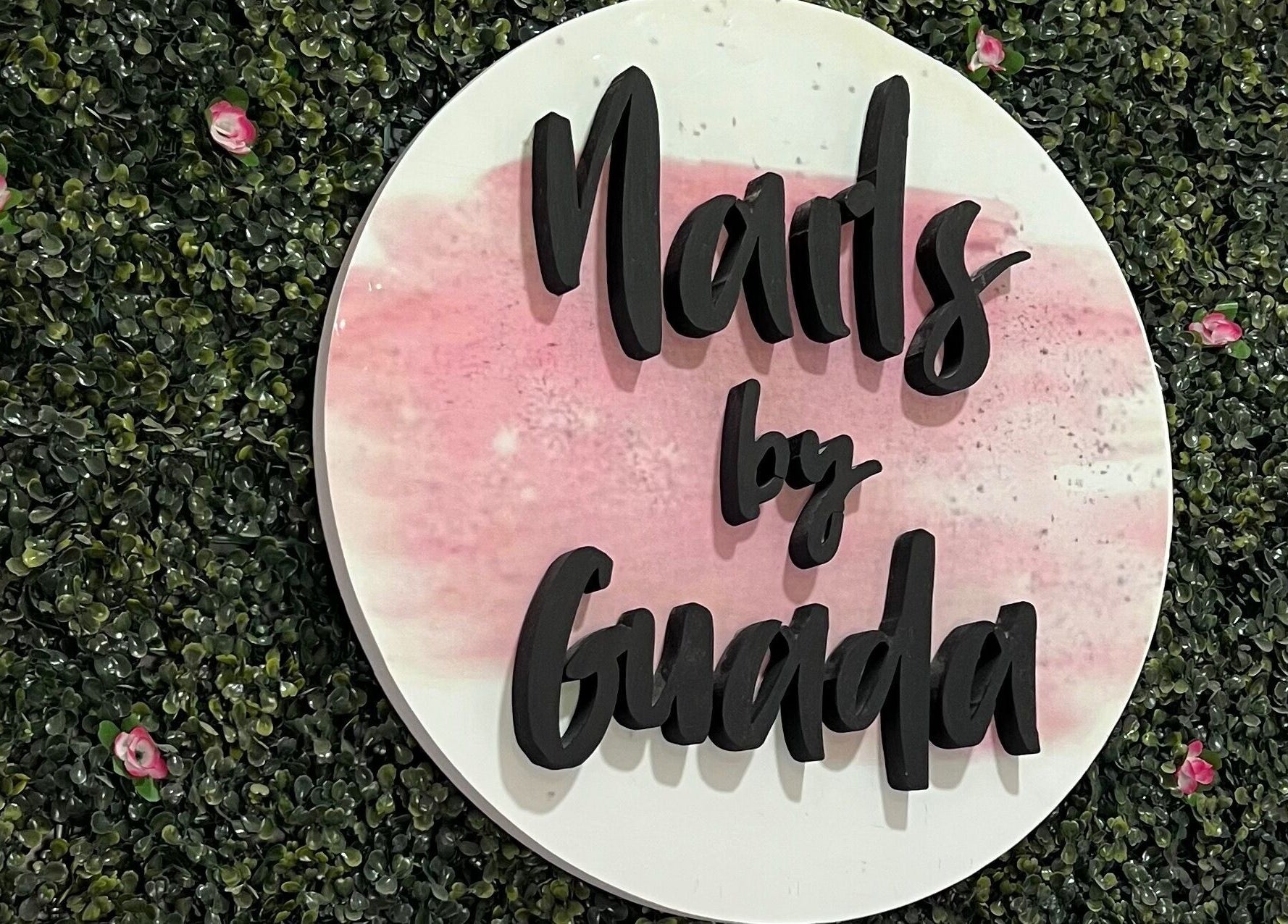 Logotipo de Nails by Guada en Villa Vatteone, Provincia De Buenos Aires, AR sobre fondo floral.