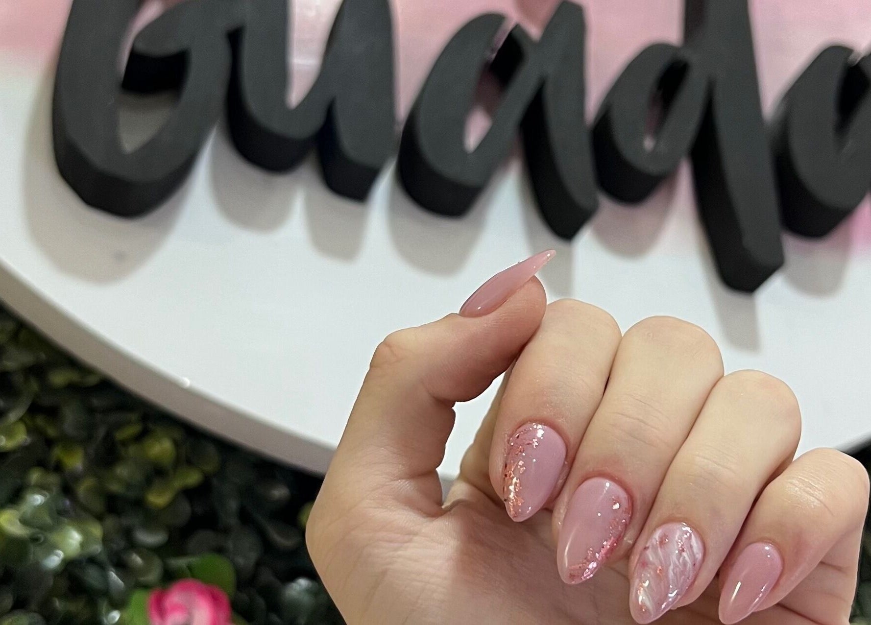 Manicura rosada en Nails by Guada, Villa Vatteone, Provincia De Buenos Aires, AR, con fondo de logo.