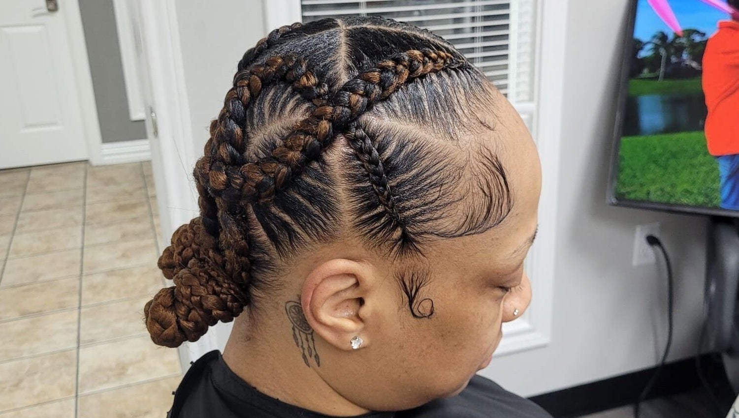 Coiffure tressée à Fef Hair Braiding Salon, Euless, Texas, US, montrant des tresses soignées et stylisées.