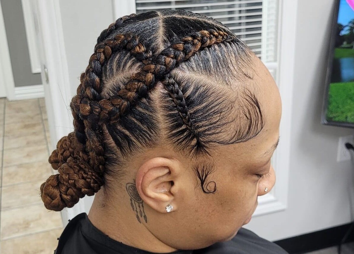 Coiffure tressée à Fef Hair Braiding Salon, Euless, Texas, US, montrant des tresses soignées et stylisées.