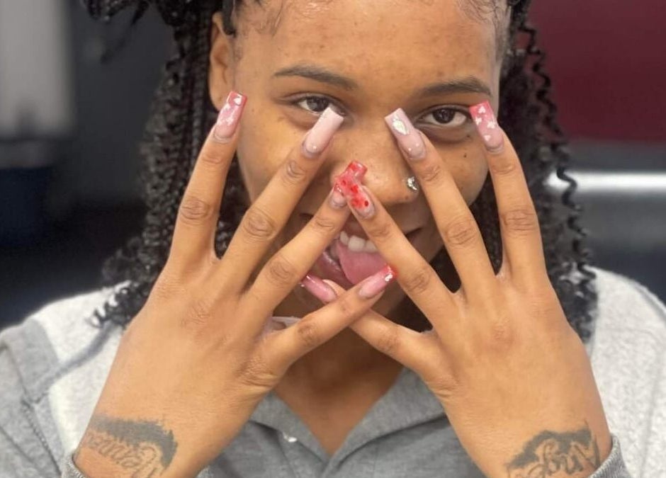 Client montrant ses ongles artistiques chez Fef Hair Braiding Salon à Euless, Texas, US.