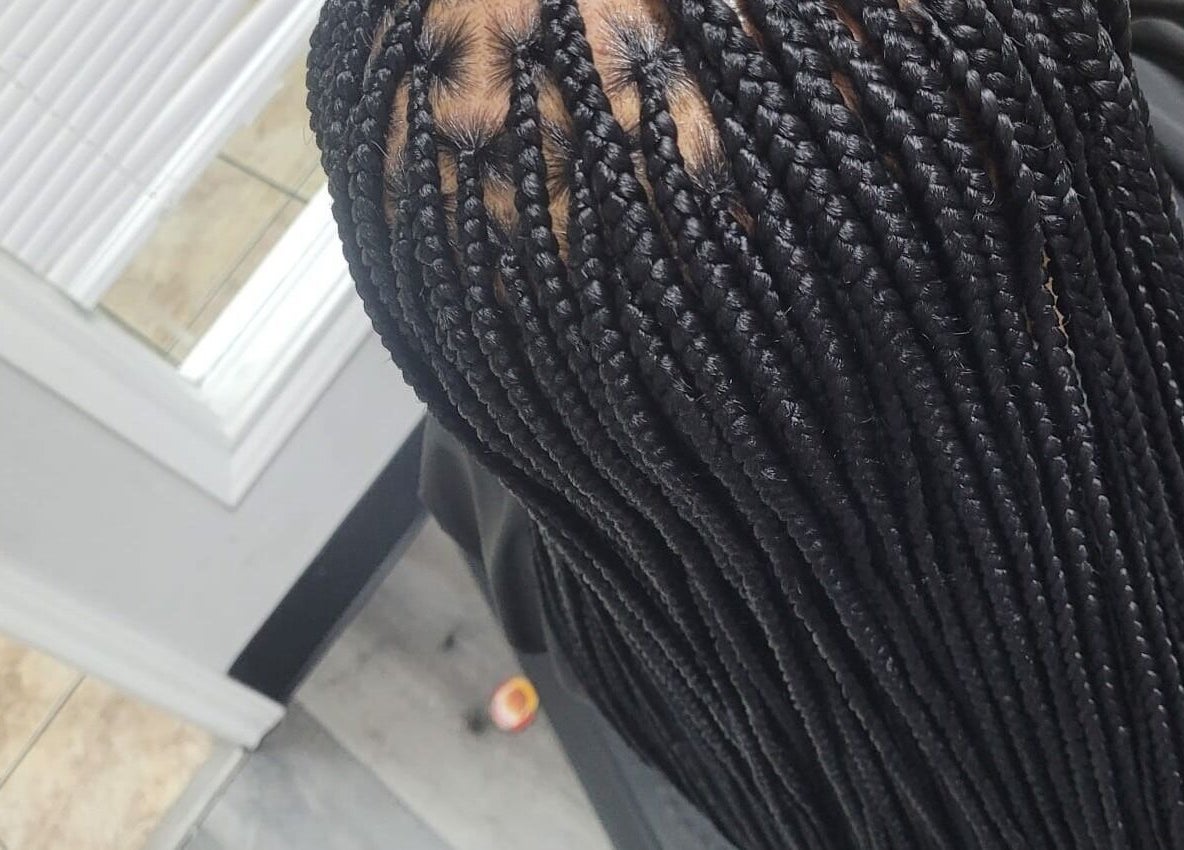 Superbes tresses serrées chez Fef Hair Braiding Salon à Euless, Texas, US, offrant style et élégance.