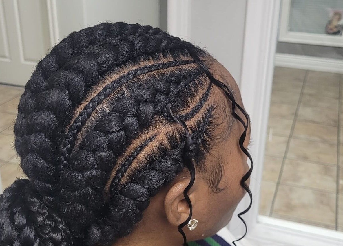 Coiffure tressée sophistiquée à Fef Hair Braiding Salon, Euless, Texas, US.