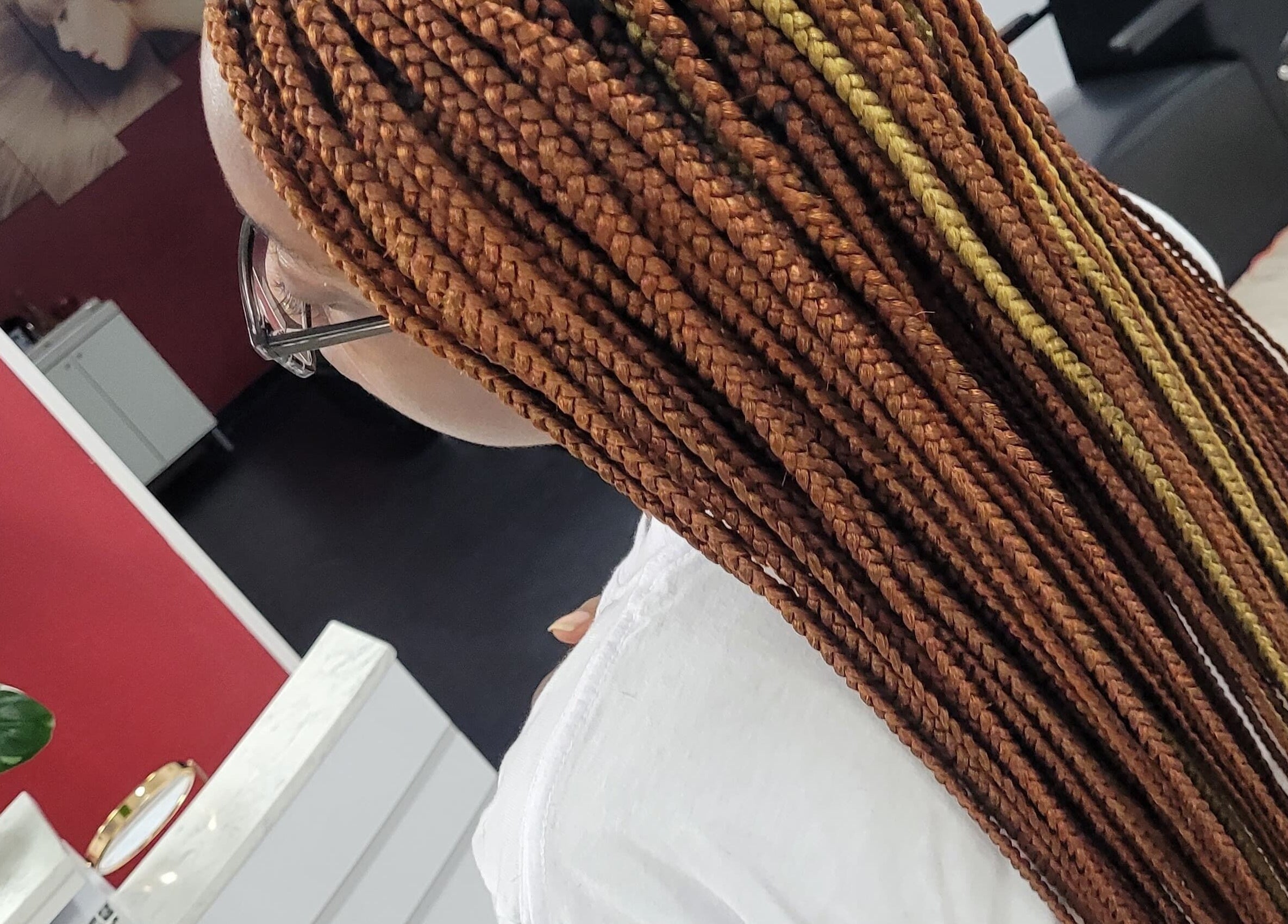 Tresses africaines au salon Fef Hair Braiding à Euless, Texas, US, montrant un style discret et stylé.