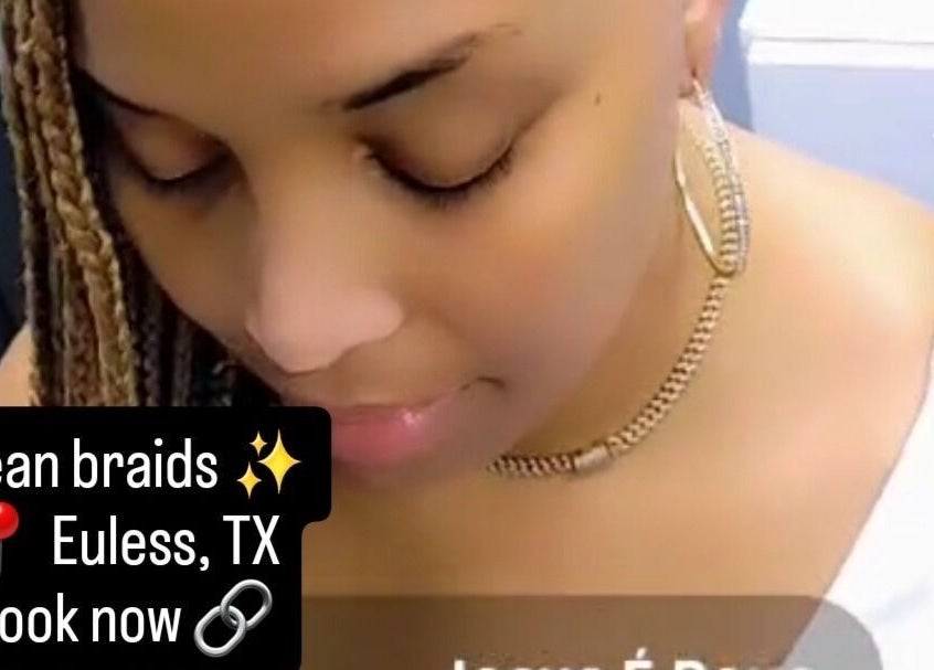 Femme avec des tresses impeccables à Fef Hair Braiding Salon, Euless, Texas, US.