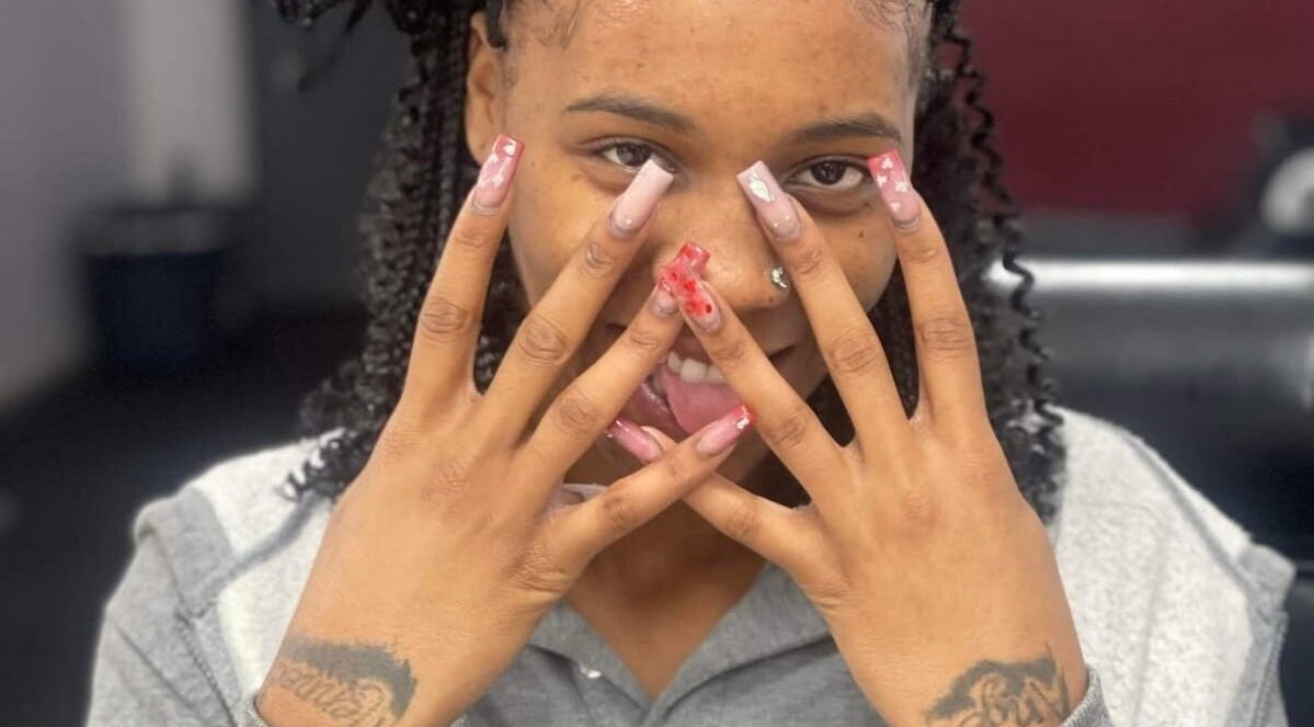 Ongles élégants avec motifs au Fef Hair Braiding Salon à Euless, Texas, US, mettant en valeur un style unique.