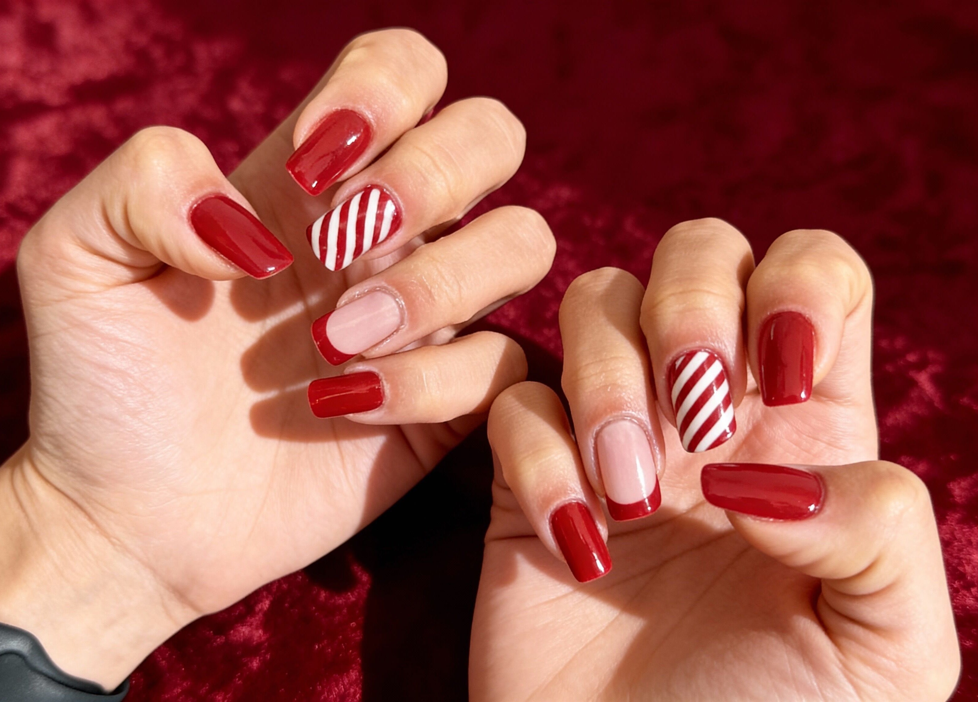 Unghie eleganti rosse e a righe presso Gianna nails, Emmeloord, Flevoland, NL.