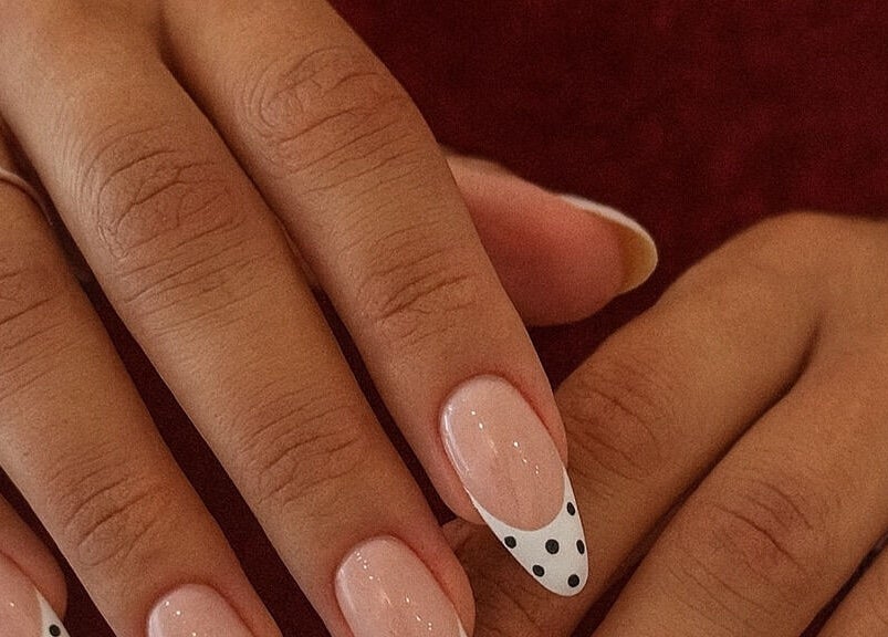 Manicure elegante con pois a Gianna nails, Emmeloord, Flevoland, NL.