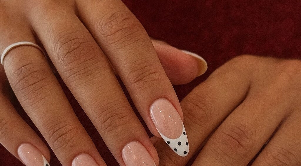 Manicure elegante con pois a Gianna nails, Emmeloord, Flevoland, NL.