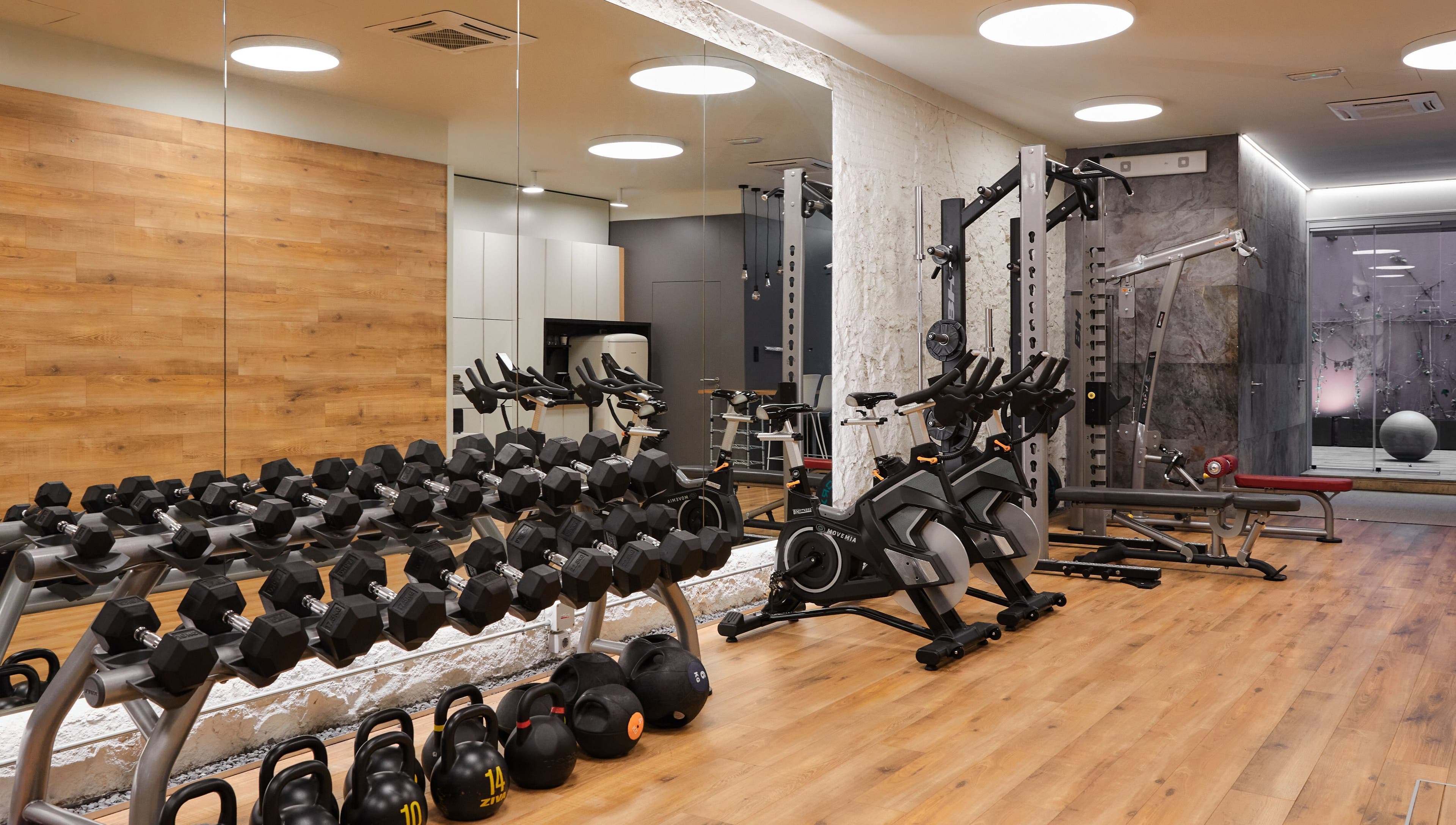 Sala de pesas moderna en Go Training Barcelona, ubicada en Barcelona, Catalunya, ES.