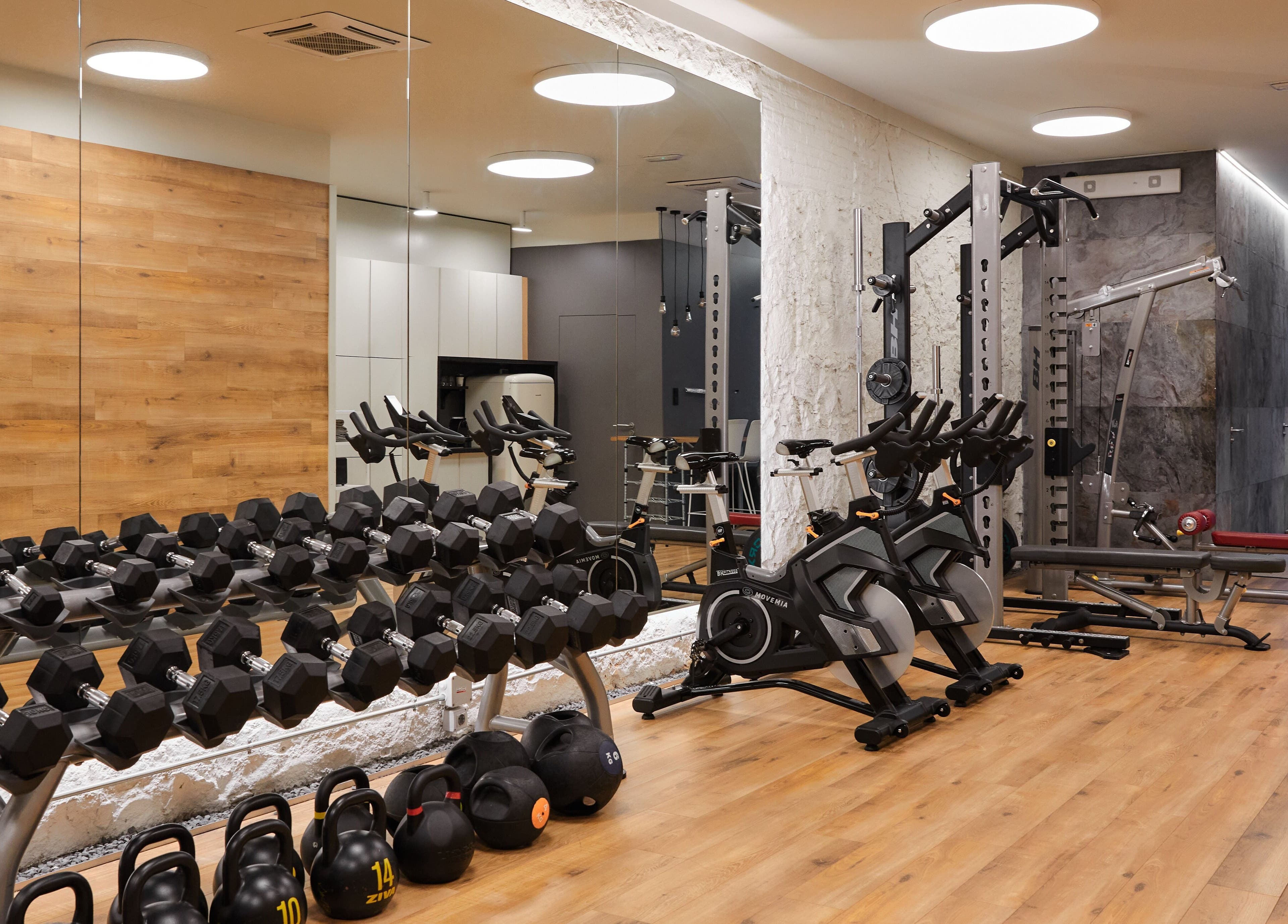 Sala de pesas moderna en Go Training Barcelona, ubicada en Barcelona, Catalunya, ES.