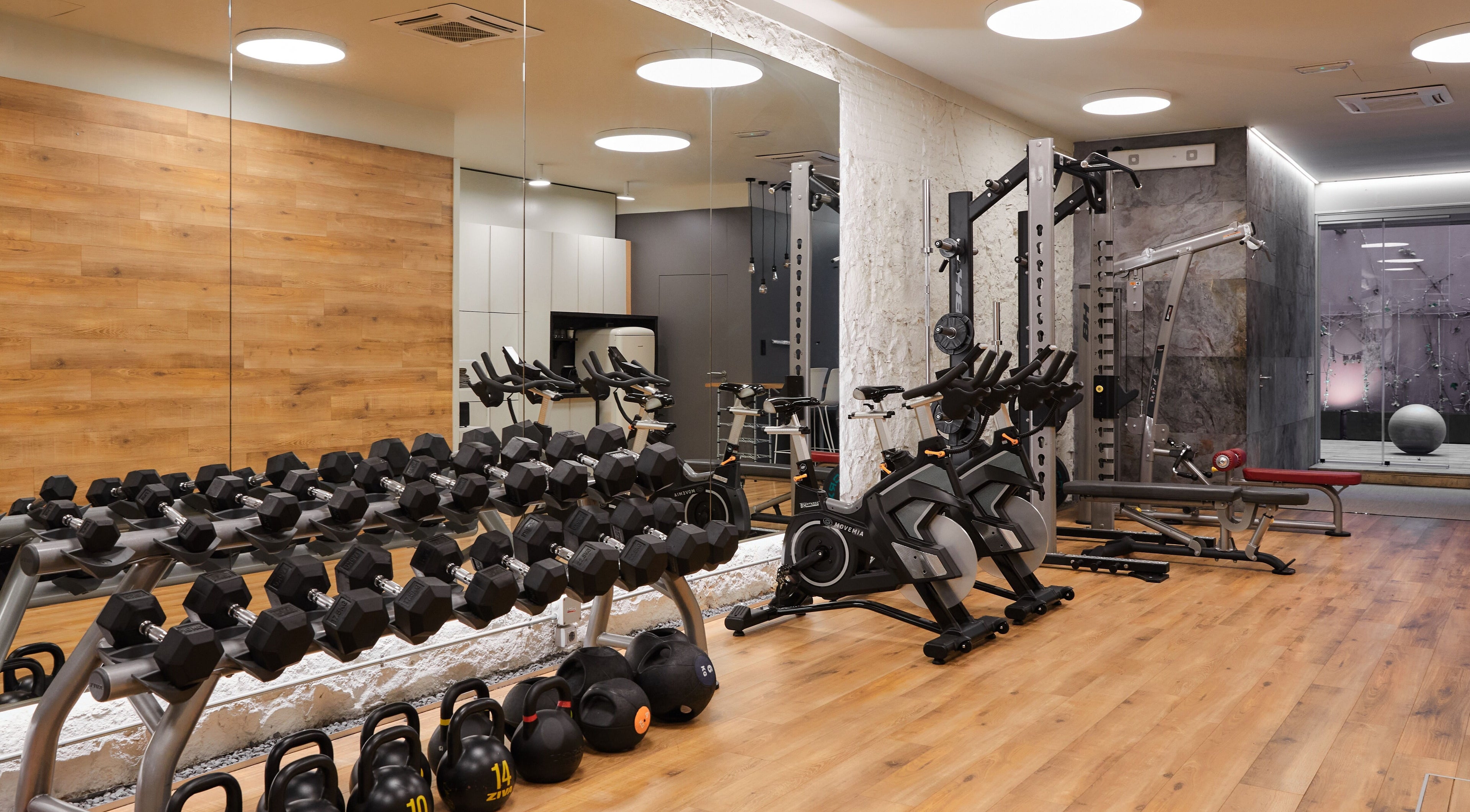 Sala de pesas moderna en Go Training Barcelona, ubicada en Barcelona, Catalunya, ES.