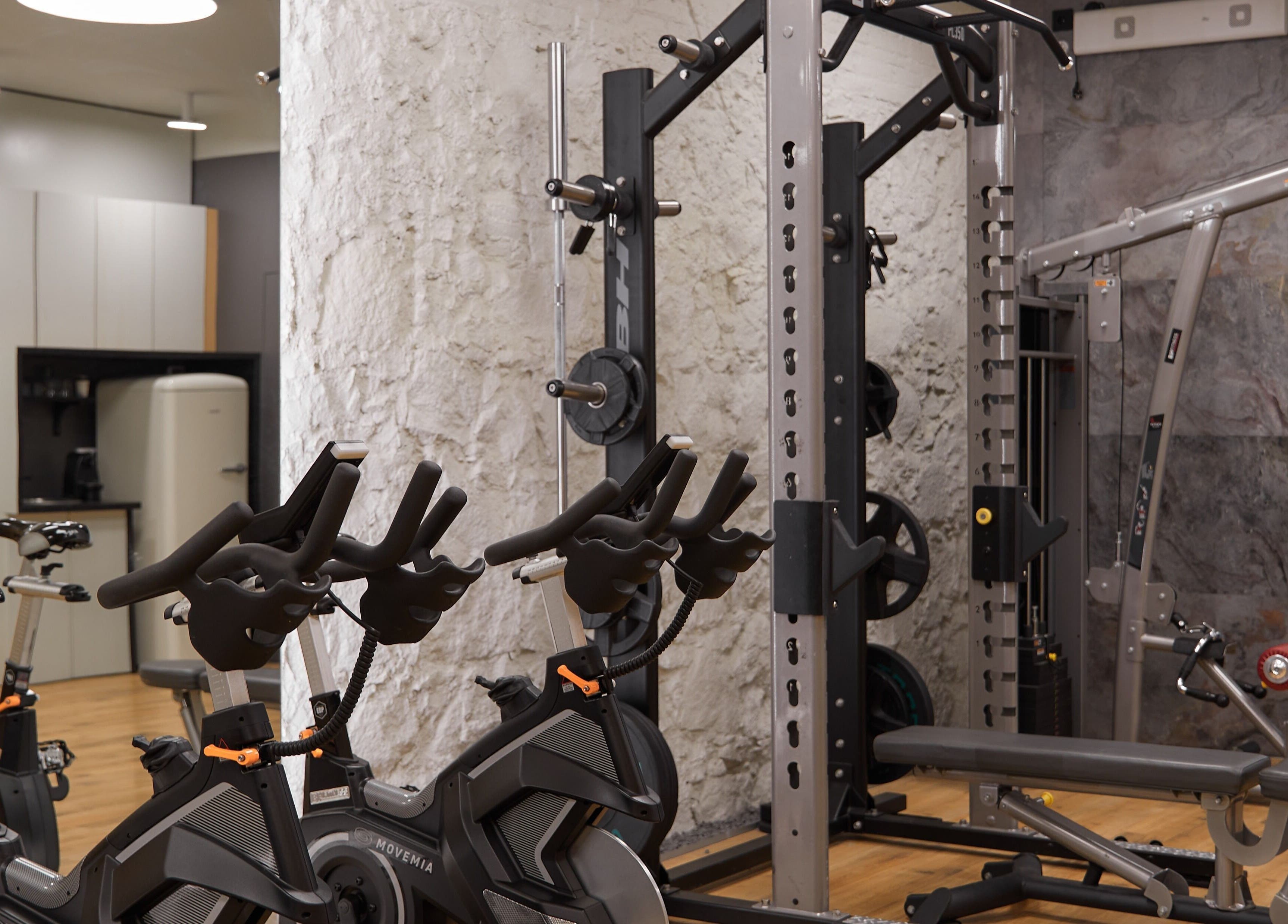 Equipamiento moderno en Go Training Barcelona, en Barcelona, Catalunya, ES, con bicicletas y máquinas de pesas.