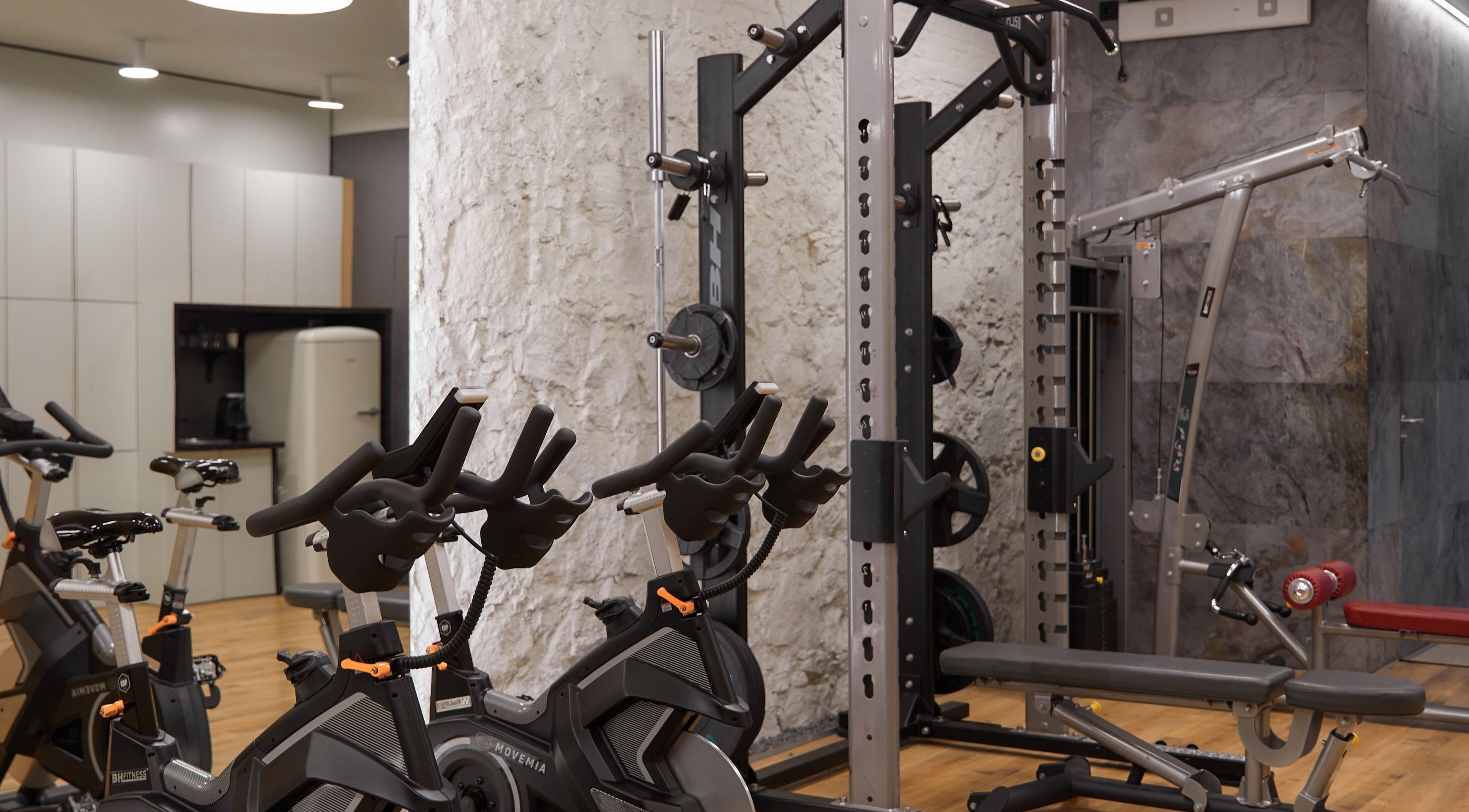 Equipamiento moderno en Go Training Barcelona, en Barcelona, Catalunya, ES, con bicicletas y máquinas de pesas.