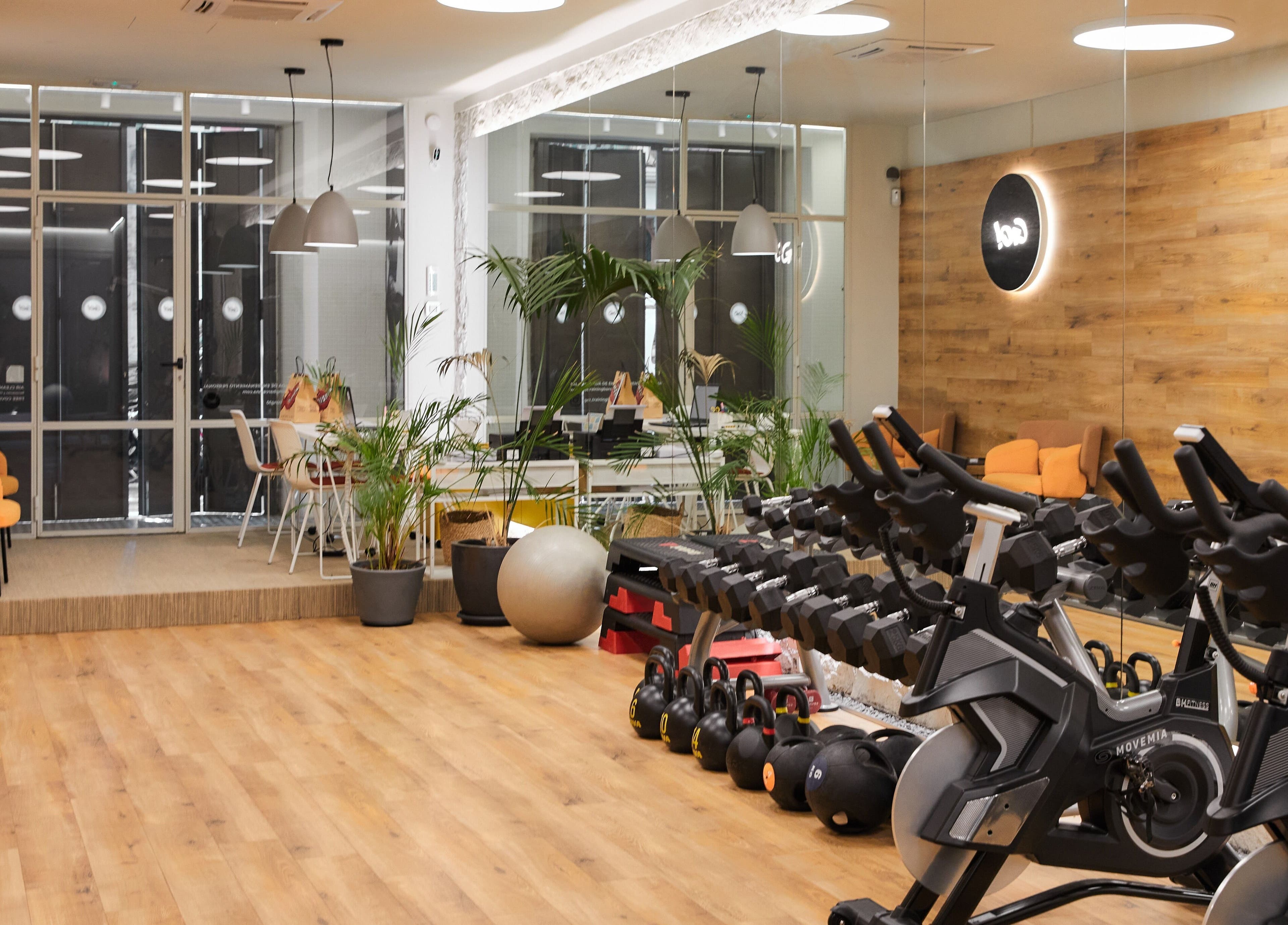 Interior moderno de Go Training Barcelona, gimnasio en Barcelona, Catalunya, ES, con equipo de ejercicio avanzado.