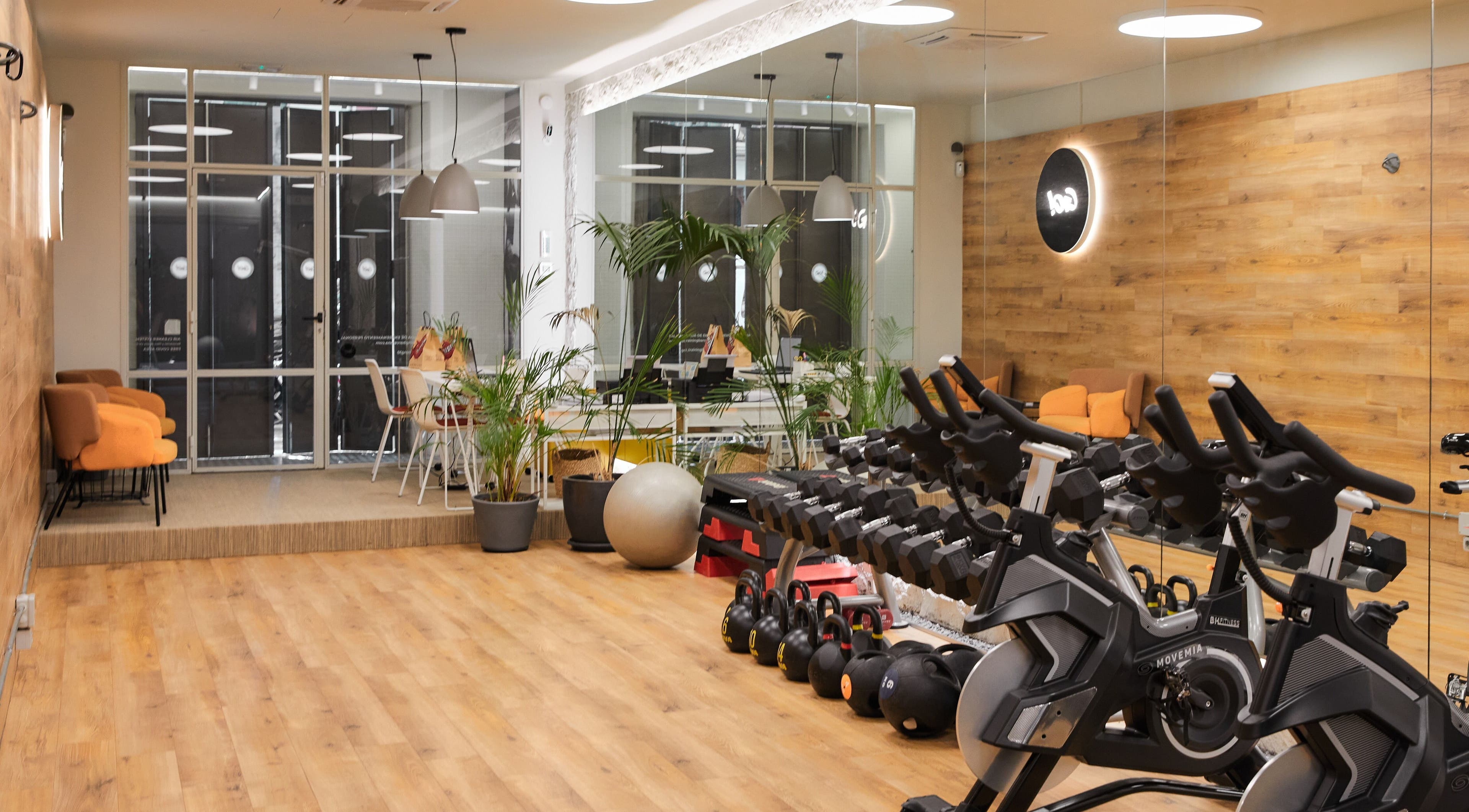 Interior moderno de Go Training Barcelona, gimnasio en Barcelona, Catalunya, ES, con equipo de ejercicio avanzado.