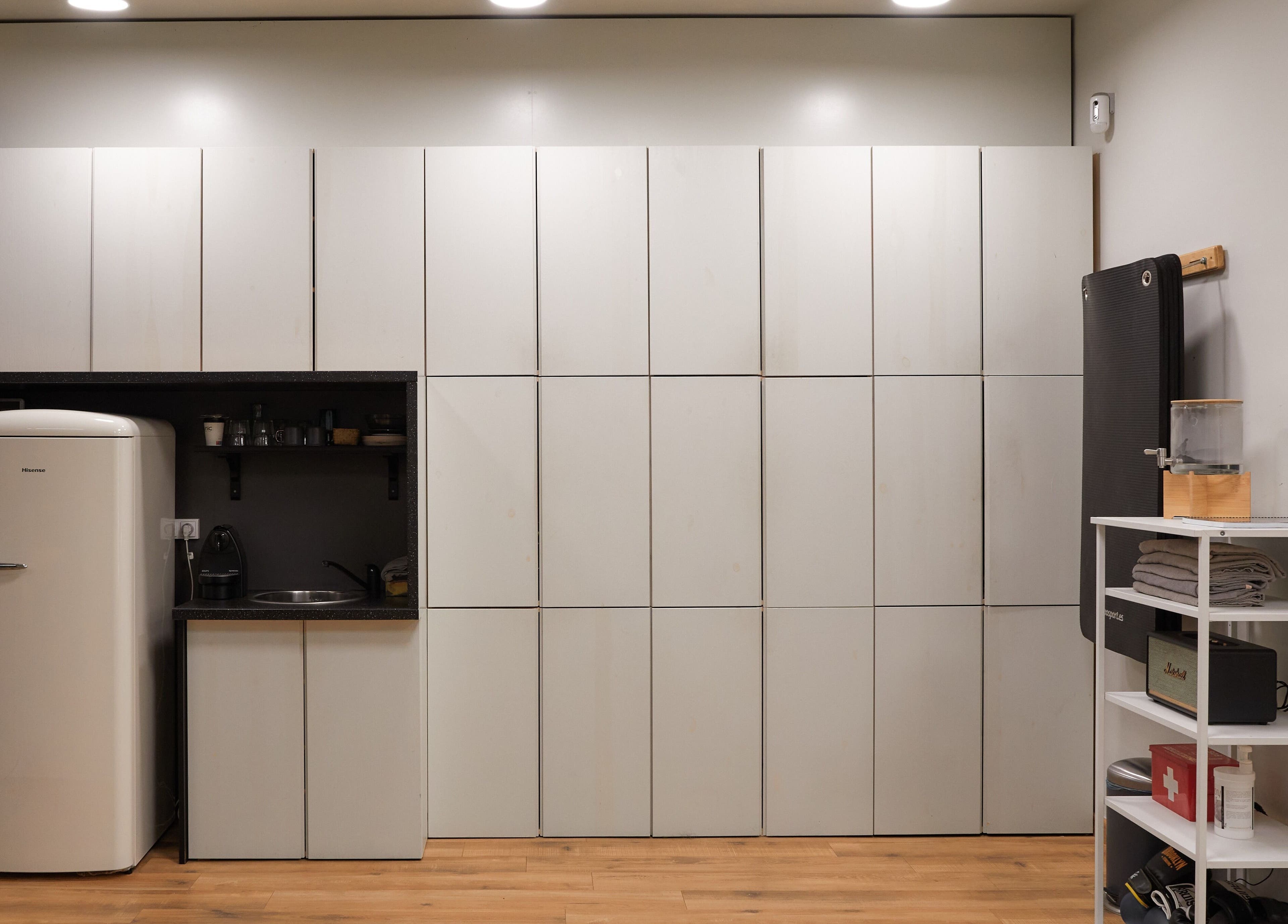 Cocina moderna en Go Training Barcelona, ubicada en Barcelona, Catalunya, ES, con diseño minimalista.