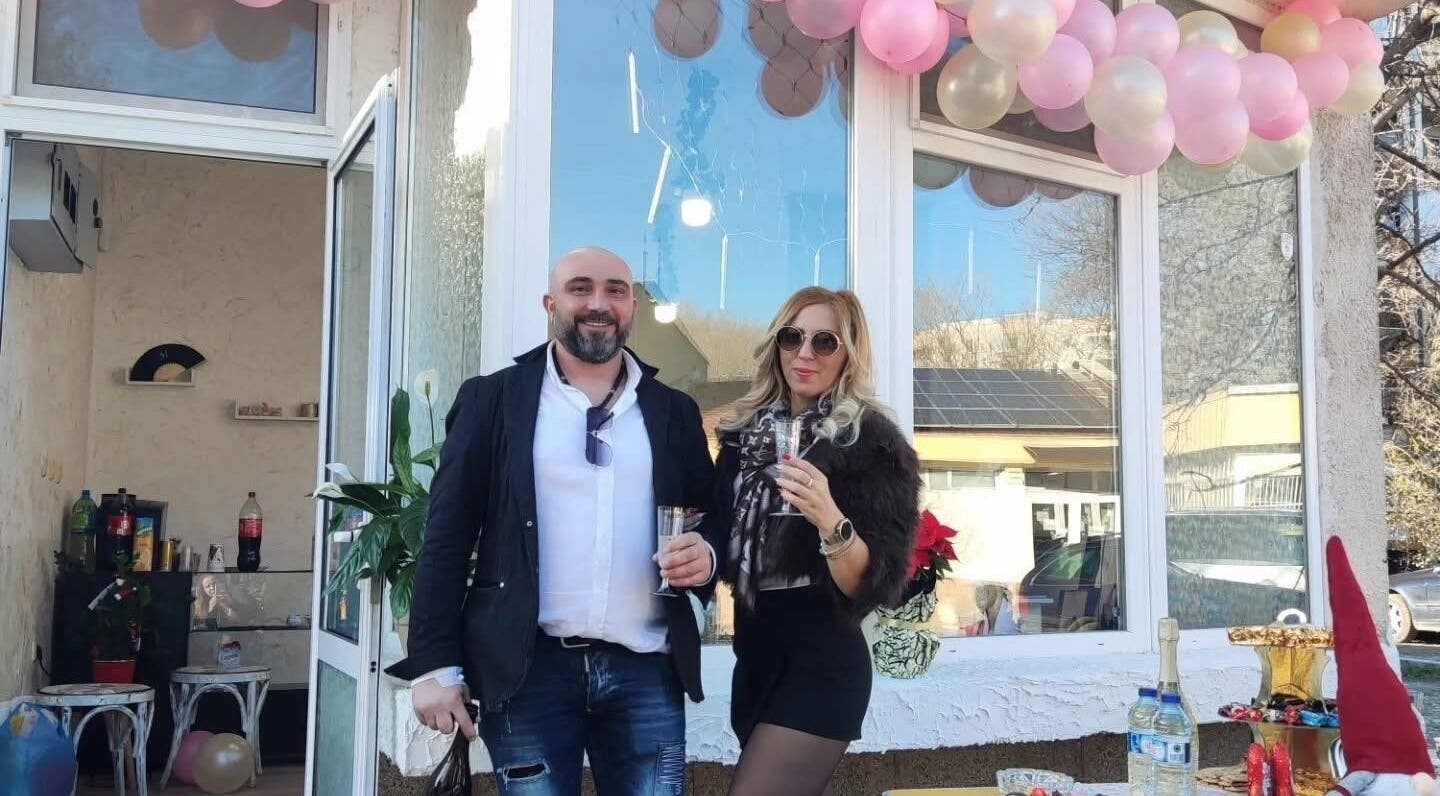 Двама души пред Ina beauty studio, Пловдив, Пловдив, BG, с украса и напитки за празник.