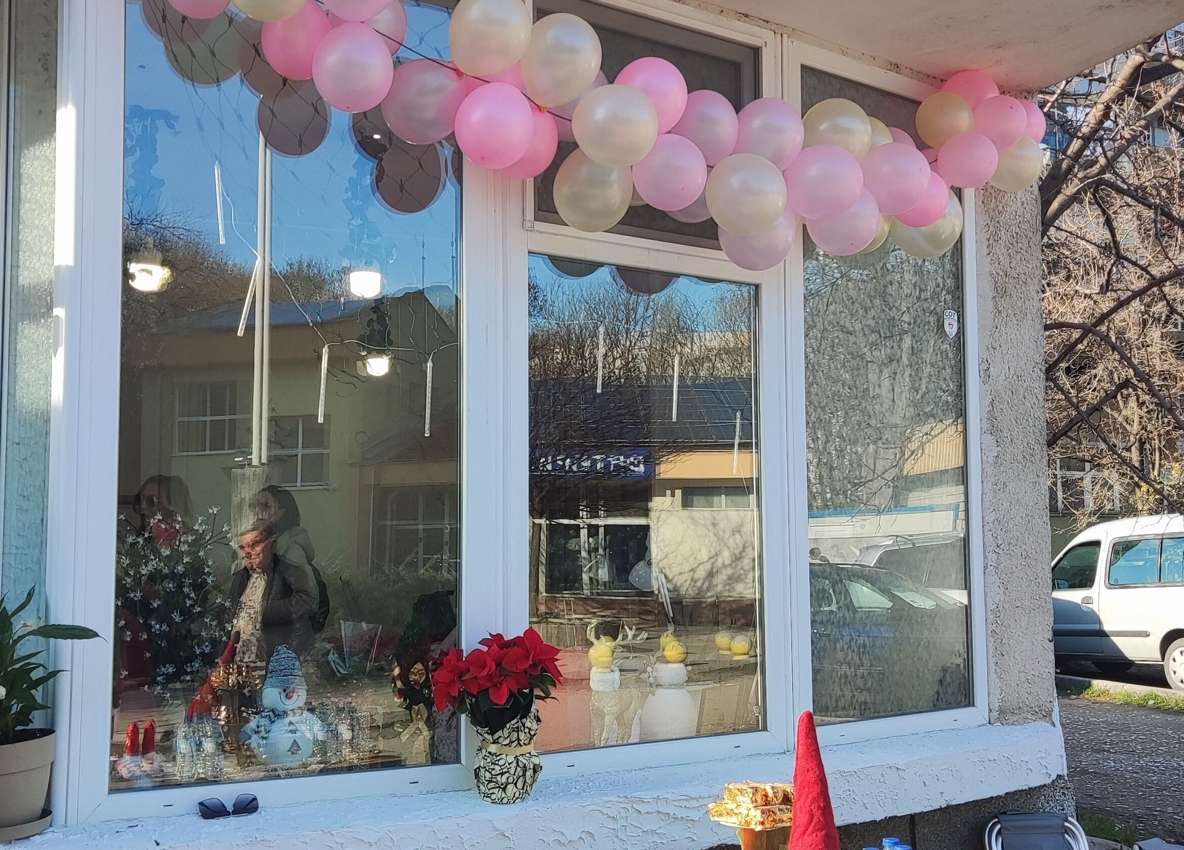 Фасад на Ina Beauty Studio с балони и растения, Пловдив, Пловдив, BG.