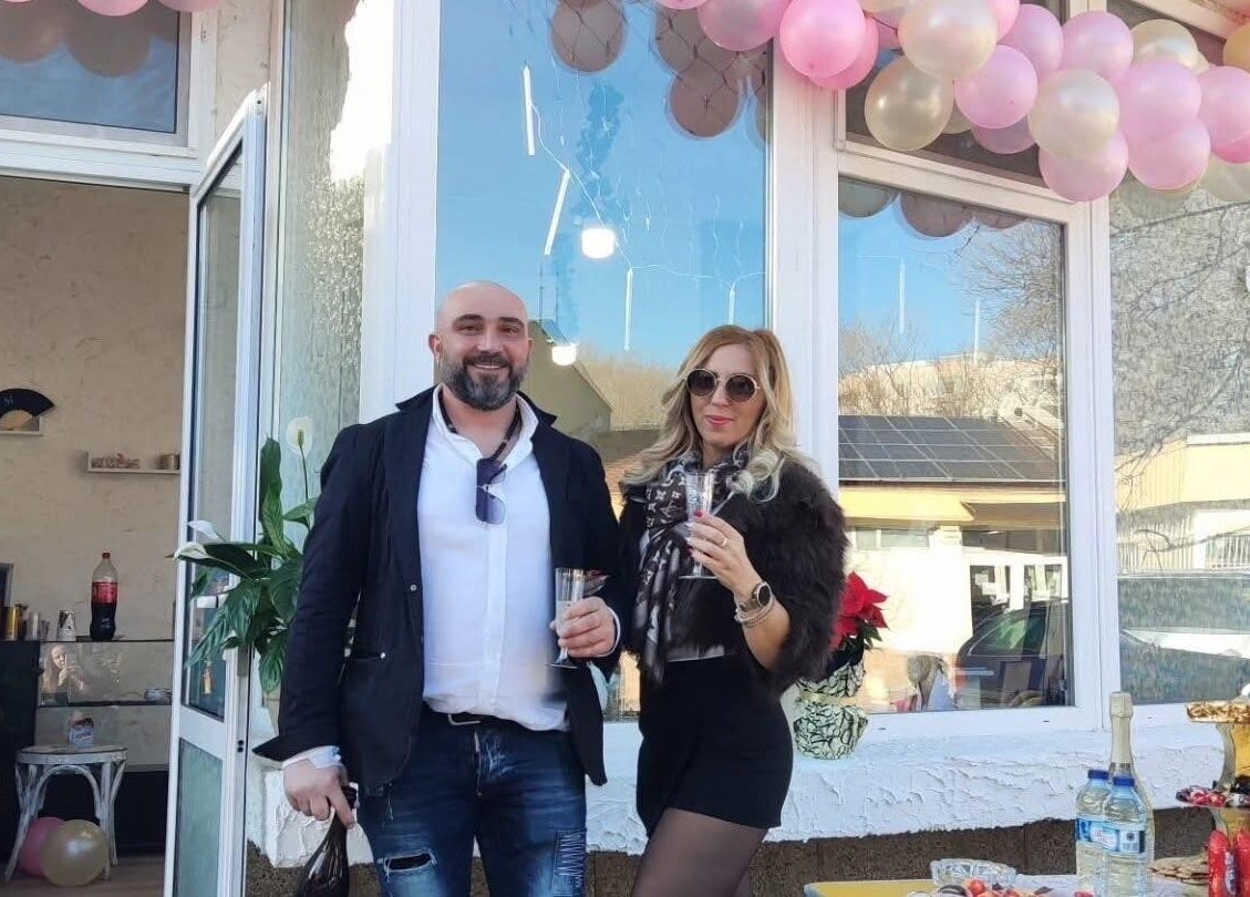 Клиенти пред Ina Beauty Studio, Пловдив, Пловдив, BG, с декорации и напитки.