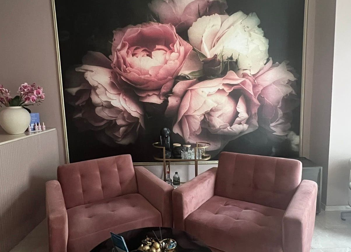 Элегантный интерьер с розовыми креслами в Massage by Ella (Massage nur Frauen), Берлин, Берлин, DE.