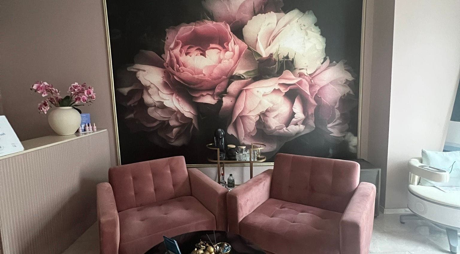 Элегантный интерьер с розовыми креслами в Massage by Ella (Massage nur Frauen), Берлин, Берлин, DE.