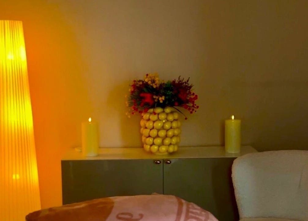 Уютный интерьер в Massage by Ella (Massage nur Frauen), Берлин, Берлин, DE с теплым освещением и свечами.