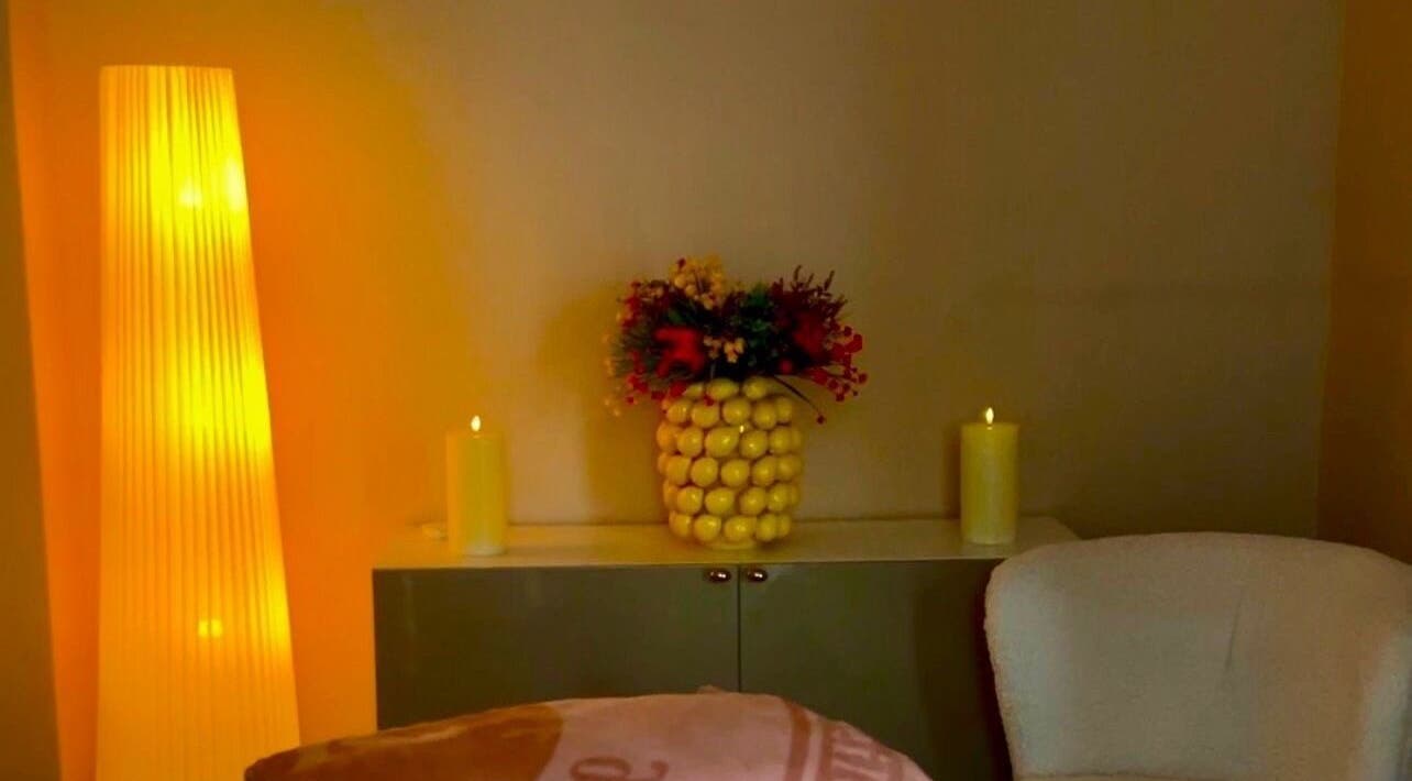 Уютный интерьер в Massage by Ella (Massage nur Frauen), Берлин, Берлин, DE с теплым освещением и свечами.