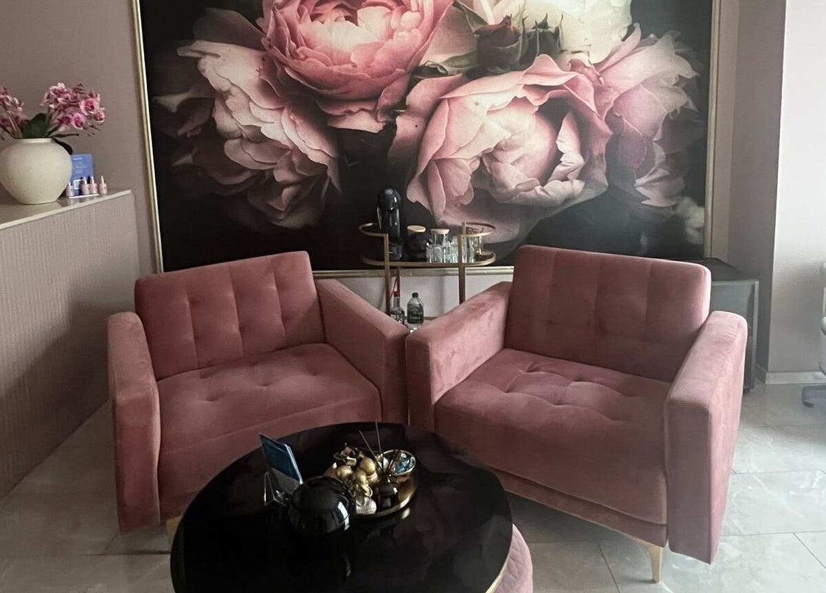Уютное пространство с розовыми креслами в Massage by Ella (Massage nur Frauen), Берлин, Берлин, DE.