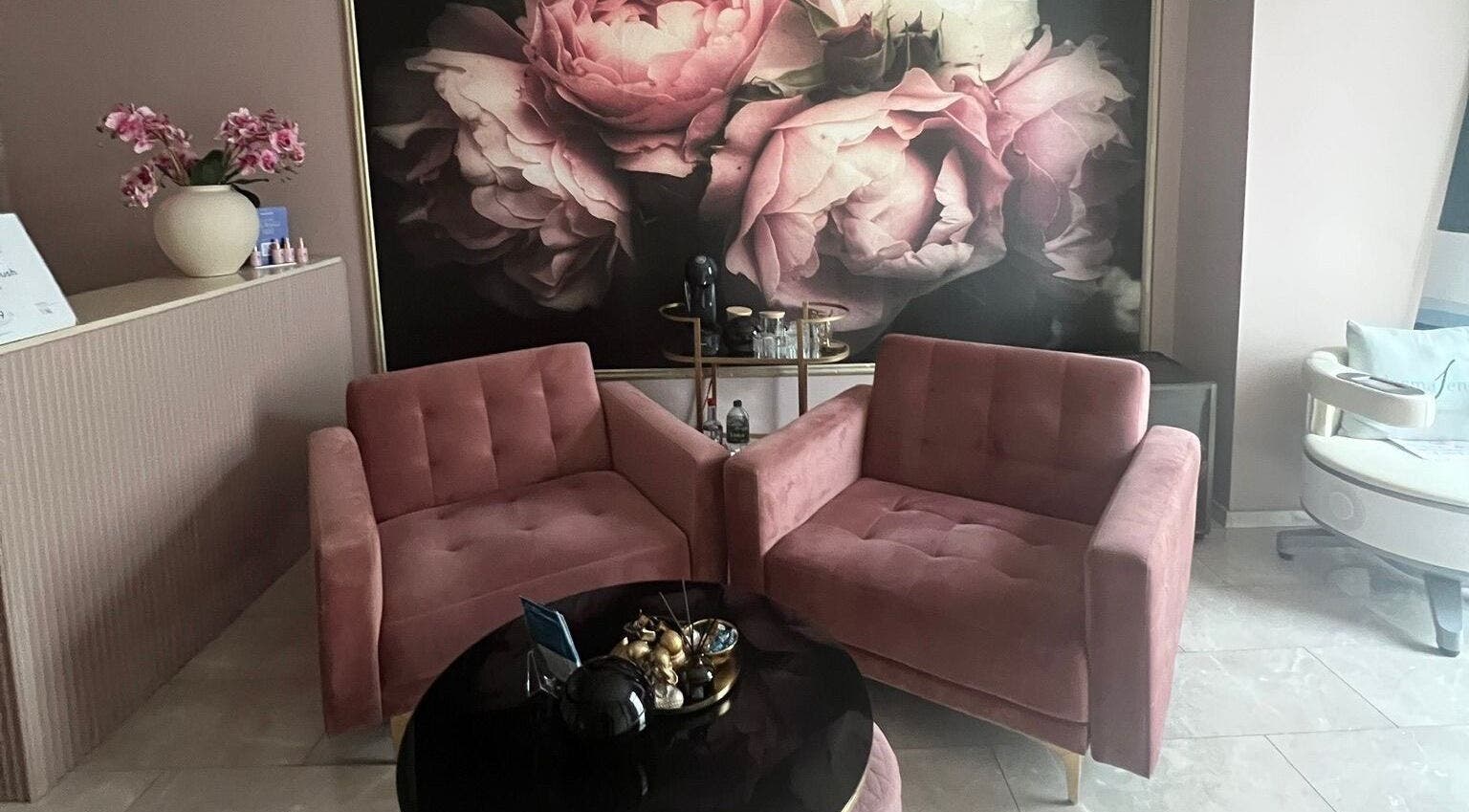 Уютное пространство с розовыми креслами в Massage by Ella (Massage nur Frauen), Берлин, Берлин, DE.