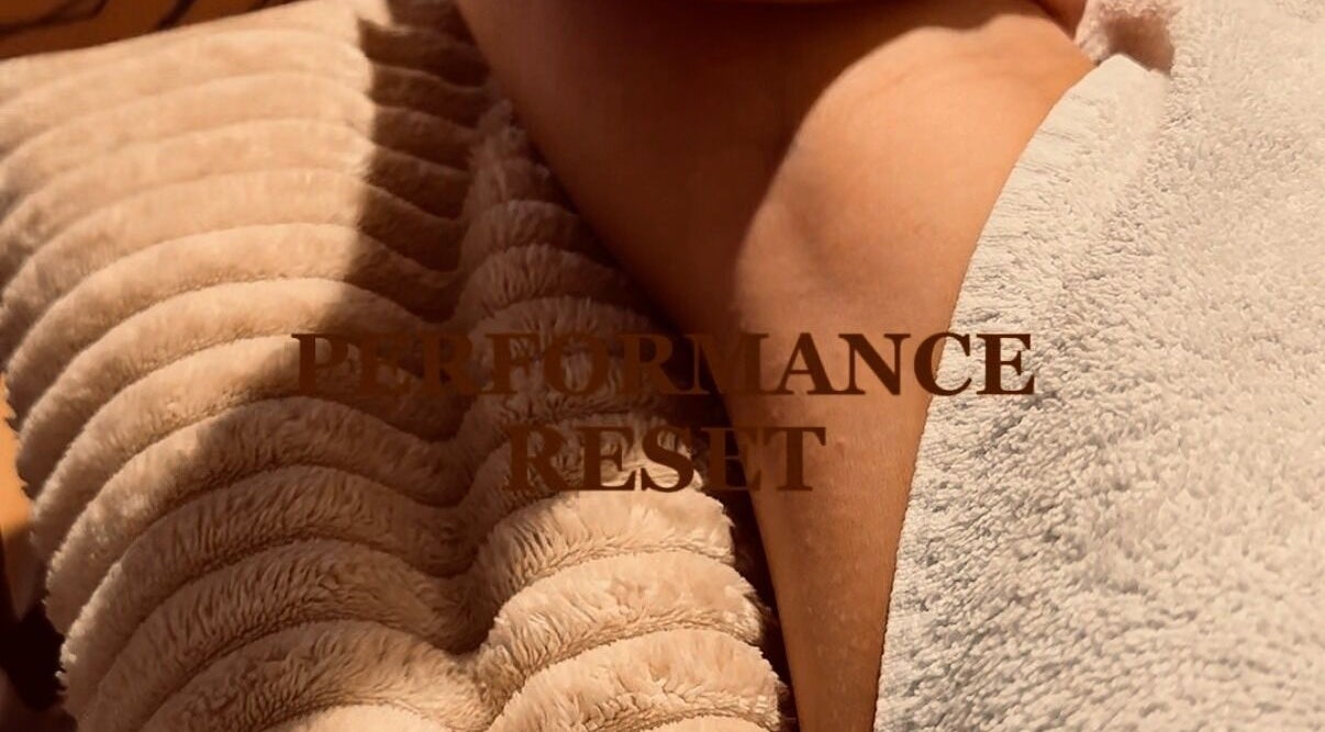 Entspannte Massage bei Performance Reset, München, Bayern, DE mit plüschigen Decken.