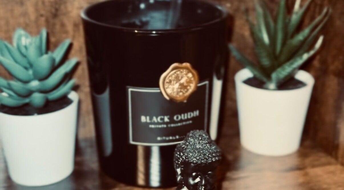 Dekorative Pflanzen und Duftkerze im Performance Reset, München, Bayern, DE.