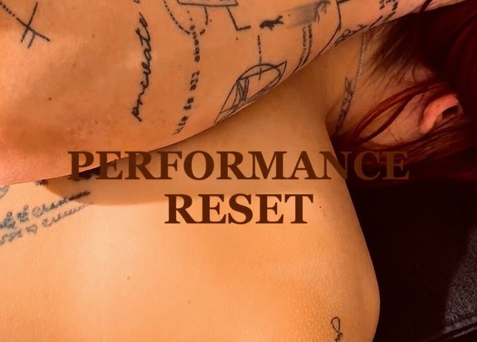 Tätowierte Rückenmassage bei Performance Reset, München, Bayern, DE.