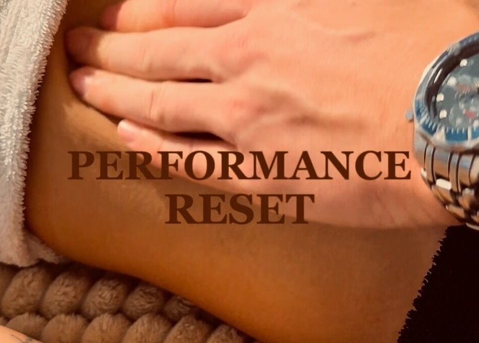 Handmassage bei Performance Reset, München, Bayern, DE für Entspannung und Wohlbefinden.