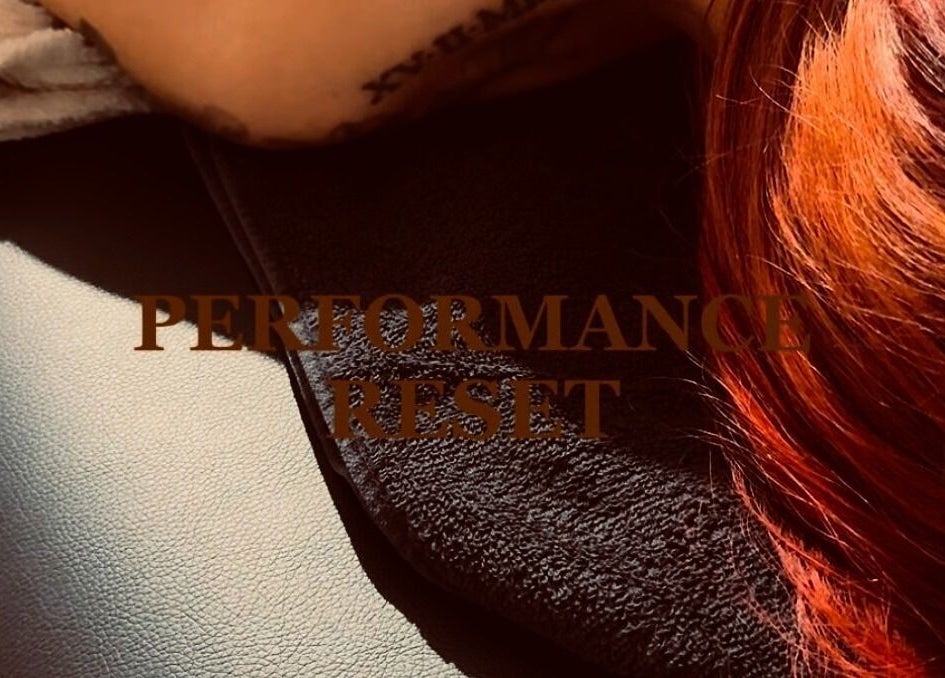 Frau bei Performance Reset in München, Bayern, DE genießt entspannende Auszeit auf einer gemütlichen Liege.