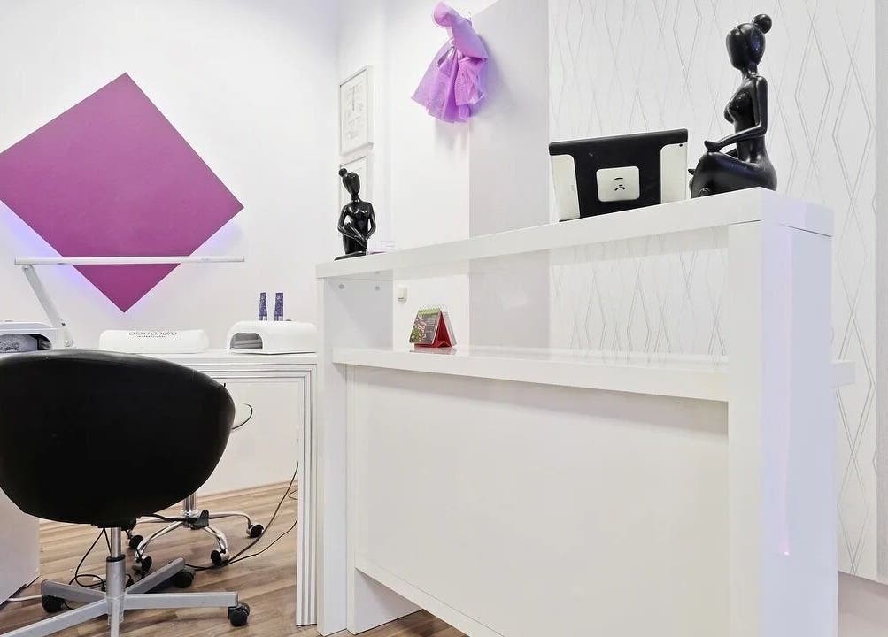 Eleganter Empfangsbereich bei Beauty4Life, München, Bayern, DE mit stilvollen Deko-Elementen.