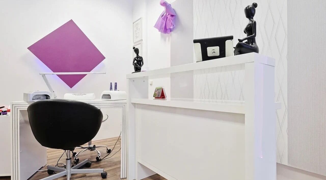 Eleganter Empfangsbereich bei Beauty4Life, München, Bayern, DE mit stilvollen Deko-Elementen.