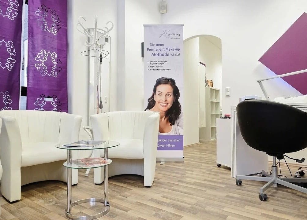 Elegante Lounge bei Beauty4Life, München, Bayern, DE mit stilvollen Möbeln und violetten Akzenten.