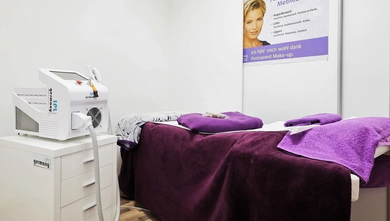 Behandlungsraum bei Beauty4Life in München, Bayern, DE mit lila Dekor und moderner IPL Maschine.