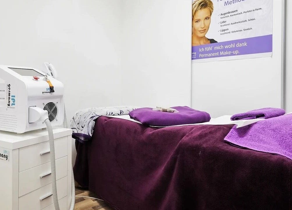 Behandlungsraum bei Beauty4Life in München, Bayern, DE mit lila Dekor und moderner IPL Maschine.